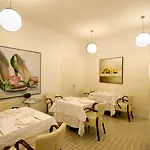 Petronilla - In Otel