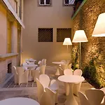 Otel Petronilla - In 4*